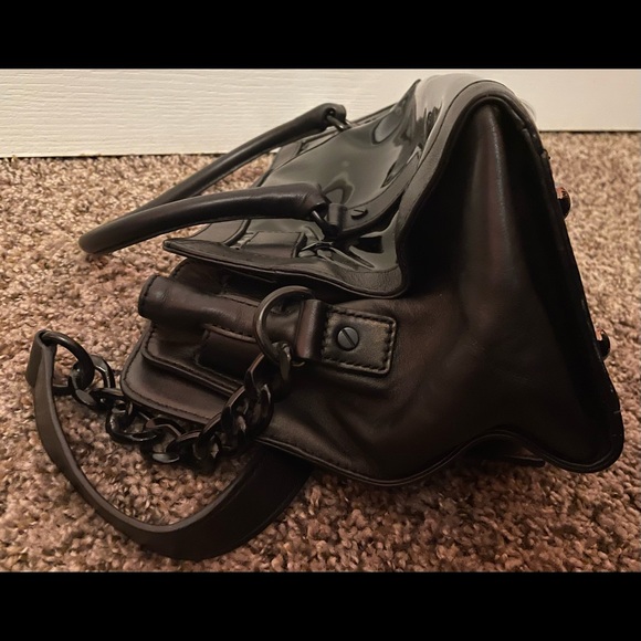 Authentic MK patent leather purse with a chain strap and 2 handles - Picture 6 of 8